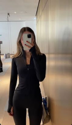 Sports Wear Aesthetic Outfits, All Black Outfit Sporty, Work Out Outfits Aesthetic, Workout Fit Aesthetic, Pilate Outfits Aesthetic, Sports Clothes Aesthetic, Gym Workout Outfits For Women Winter, Gym Employee Outfit, Cool Gym Outfits For Women