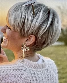 Long Pixie With Bangs, Messy Pixie Bob, Silver Hair Short, Short Stacked Hair, Κούρεμα Bob, Wedge Haircut, Pixie Bob Hairstyles, Pixie Crop, Funky Short Hair