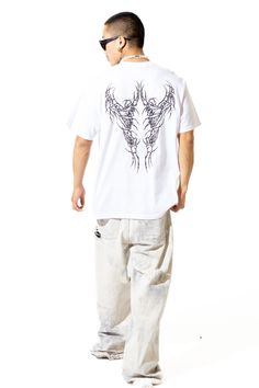 Weisses Tribal T-Shirt von RAVEMORE BERLIN im oversized Look. Oversized Look