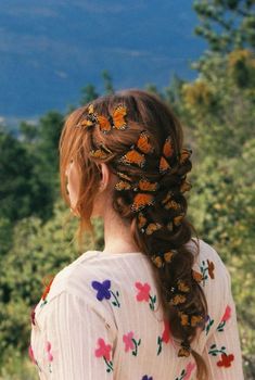 These best selling butterfly hair clips are finally back in stock! Ready to Ship in 1-2 business days. Handmade from feathers in assorted sizes (3 inch and 2 inch), this set includes 12 individual hair clips in a deep orange color. The perfect bohemian fairy ensemble. Each feather clip is made from painted feathers and attaches securely to a variety of hair types via a sturdy metal alligator hair clip. Monarch Fairy, Butterfly Cottage, Butterfly Hair Clips, Fairy Butterfly, Fairy Hair, Butterfly Hair Clip, Butterfly Fairy, Travel Outfits, Butterfly Hair