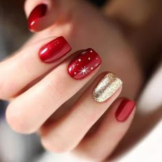 Short nails are low-maintenance but they can also be personalized in various ways, allowing you to get the manicure of your dreams. Red Acrylic Nails, Square Nail Designs, Short Square Nails, Christmas Nail Art Designs, Holiday Nail, Nails Square, Summer Nails Colors