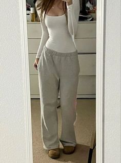 #trackies #outfit #cozy #vanillagirloutfit #selfcare #vanilla #vanillagirl #productive #aesthetic #lifestyle #cleangirl #selflove #cozy #vanillagirlaesthetic Fem Outfits, Outfit Inso, Airport Outfits, Basic Fashion, College Fits, Downtown Outfits, Skandinavian Fashion, Toenail Fungus