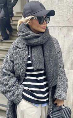 Trendy Winter Outfits 2024, Trendy Short Hair, Stripe Outfits, Trendy Short Hair Styles, 가을 패션, Mode Inspiration, Winter Fashion Outfits, Grey Fashion, Moda Fashion