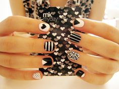 Black and white nails Heart On Finger, Nail Heart, Black And White Nail, White Nail, Get Nails, Fabulous Nails