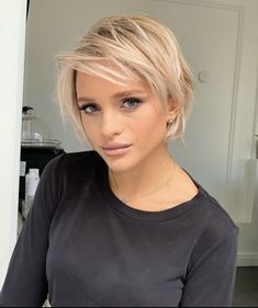 Bob Haircut For Fine Hair, Messy Short Hair, Hair 2024, Bob Hairstyles For Fine Hair, Short Layered Haircuts, Short Bob Haircuts, Haircuts For Fine Hair, Short Hair Haircuts, Short Blonde Hair