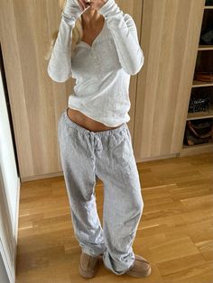 Sweatpants Outfit Ideas, Brandy Melville Outfits, Uggs Outfit, Toenail Fungus, Stockholm Fashion, Winter Mode