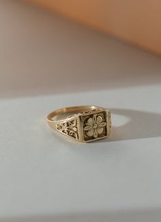 Signet Ring Styling, Vintage Gold Signet Ring, Flower Signet Ring, Old Rings Vintage Gold, Women's Signet Ring, Floral Signet Ring, Gold Signet Ring Vintage, Vintage Ring Gold, Signet Engagement Rings Women