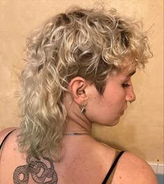 Curly Balayage Hair, Girls With Curly Hair, Mullet Hairstyles, Instagram Hairstyles, Modern Mullet, Curly Hair Types, Blonde Curly Hair