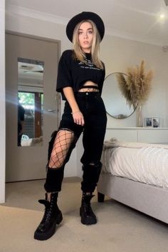 Edgy Style Outfits Aesthetic, Elevated Emo Outfits, Black Rock Outfits For Women, Grungy Womens Outfits, Emo Date Night Outfit, Edgy Female Outfits, Alt Style Women, Rock Gig Outfit Ideas, Alternative Style Women