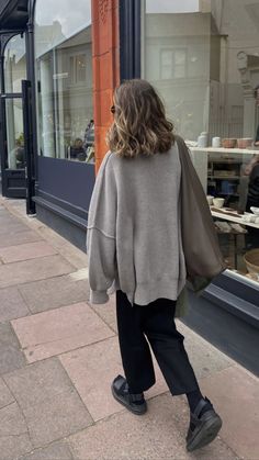 Long Sleeve With Vest Outfit, Gray Sweater Aesthetic, Sporty Minimalist Style, Grey Wool Jacket Outfit, Black Backpack Outfit, Minimalist Boho Fashion, Fall Outfits Black, Dark Beauty Fashion, Spring Basics