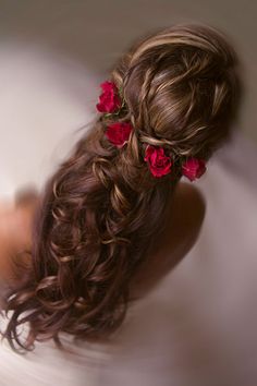 This half-up hairstyle is perfect for a classic fairy tale wedding. Up Hairdos, Woman With Flowers, Wedding Hairstyles Bride, Flowers In Her Hair, Plaits Hairstyles, Trendy Wedding Hairstyles, Fresh Hair, Wedding Hairstyles For Long Hair, Half Up Hair