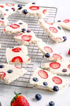 With only 6 ingredients this easy and tasty Yogurt Bark is a fun snack for any time of dayDeliciousfruity and absolutely refreshing Different Kinds Of Fruits, Fruity Snacks, Plant Based Yogurt, Yogurt Flavors, Low Fat Yogurt, Silly Girls, Plant Based Milk, Food Words