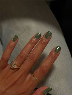 Chrome green gel nails Chrome Green Nails, Green Short Nails, Nails Fall Winter, Green Gel Nails, Green Chrome Nails, Chrome Nail Colors, Chrome Green, Chrome Nails Designs, Chrome Nail