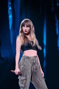 taylor swift performs on stage at the vmas