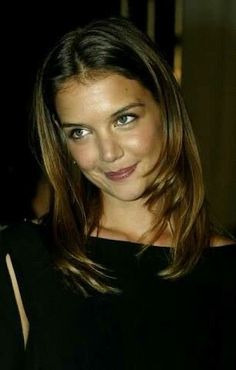 Katie Holmes Batman, Katie Holmes Makeup, Katie Holmes Dawsons Creek, Joey Potter Hair, Young Katie Holmes, Katie Holmes 90s, Katie Holmes Young, Katie Holmes Haircut, Katie Holmes Hair