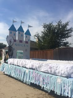 there is a large mattress on display in front of a sign that says, frozen