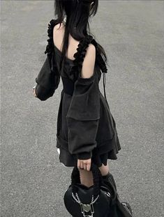 Adopta el atractivo vanguardista de la moda de Harajuku con este conjunto de atuendo punk. El conjunto incluye un vestido negro único adornado con intrincados detalles de volantes y atrevidos cortes en los hombros, que capturan la estética punk por excelencia. Un cinturón distintivo ciñe la cintura, agregando un toque de rebeldía y estructura a la silueta suelta. Complementando el vestido hay calentadores de piernas a juego que realzan la apariencia llamativa del atuendo y brindan calidez adicional. Perfecto para quienes aman hacer una declaración, este conjunto de atuendo es ideal para salidas informales, conciertos o cualquier evento en el que desees mostrar tu estilo de inspiración punk. Combínalo con botas gruesas y un collar llamativo para completar el look.

 Se ajusta al tamaño rea Spring Gothic Off-shoulder Dress, Spring Off-shoulder Gothic Dress, Punk Style Long Sleeve Dresses For Spring, Black Ruffled Mini Dress For Cosplay, Black Dresses For Fall Streetwear, Alternative Style Dresses For Spring Night Out, Alternative Style Spring Dresses For Night Out, Alternative Dresses For Night Out In Spring, Spring Alternative Dresses For Night Out