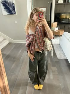 #yellowshoesoutfit #ginghamoutfit #barreljeans #freepeople At Home Cute Outfits, Wuh Luh Wuh Outfits, Brit Pop Aesthetic Outfits, Street Baggy Style, Cool Outfit Ideas Edgy, Cool Outfit Inspiration, Bandana Outfit Winter, Hannah Veldkamp Outfits, Vintage Maximalism Outfit