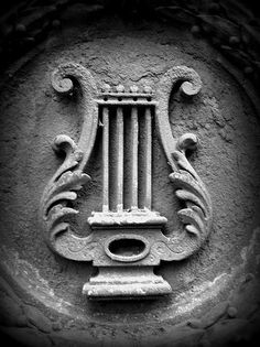 an ancient greek vase on the side of a building in black and white, with ornate designs