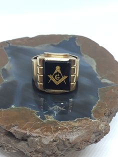 Vintage unisex Masonic lodge ring. Cast in 10kt. Yellow gold and set with a rectangular 12x14 mm black onyx stone with a Masonic emblem. This handsome ring is perfect for any lodge member. Currently a size 10.5, this ring can be custom fit for any ring size at an additional cost. Weighs 8.6 grams Videos are available upon request. Please feel free to contact us with any questions, or requests for additional images. All reasonable offers are considered. ------------------------------------------- Mason Ring, Masonic Jewelry, Masonic Lodge, Masonic Ring, Black Onyx Stone, Onyx Stone, Ring Gold, Estate Jewelry, Black Onyx