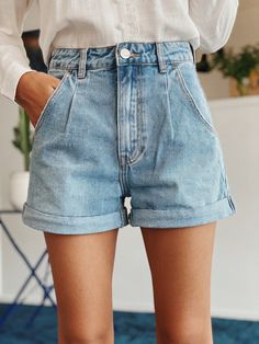 Jonas short – BERTHIE Mode Tips, Look Short, Blazer Outfit, Blue Denim Shorts, Denim Short, Look Plus, New Wardrobe, Summer Outfits Women, Outfits Casuales