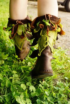 Botte mi-mollet Evolution / main haut mocassin cousu Bullhide cuir avec appliques de feuilles et les pierres / Festival bottes LARP Renaissance Faerie Leaf Applique, Festival Boots, Fair Outfits, Handmade Boot