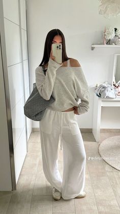 Cozy Outfit Sweatpants, Clean Basic Outfit, Comfortable Outfits Lazy Days, White Pants Outfit Winter, Cozy Outfit Lazy Days, Lazy Girl Outfits, Casual Neutral Outfits, Airplane Outfits, Outfits Lazy