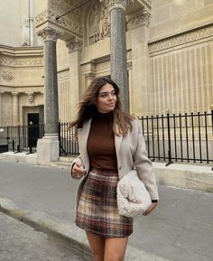 Fall Outfits Classy, Beige Coat Outfit, Ultra Mini Skirt, Skirt Outfit Inspiration, Outfits Blazer, Autumn Skirt, Short Skirts Outfits, Classy Skirts, Skirt Outfits Fall