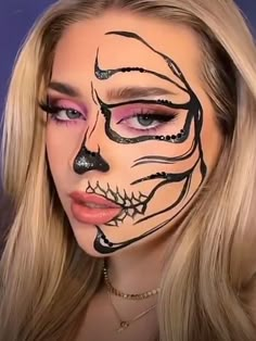 skeleton makeup: half side Scream Make Up Looks, Skeleton Makeup Looks, Cool Skeleton Makeup, Half Skeleton Makeup, Half Skull Makeup, Skull Make Up, Makeup Looks For Halloween, Aesthetic Skull, Girl Halloween Makeup