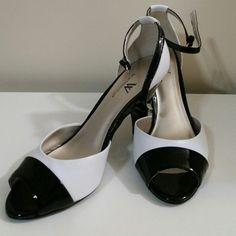 Vintage Black And White Heels From The 80s Brand New, Never Worn Brand Is Worthington No Box #Vintage #Heels #Black #White #Shoes Book 8 80s Heels Vintage, 80s High Heels, Retro White Open Toe Heels, Retro White Heels Medium Width, White Retro Heels Medium Width, 90s High Heels, Veil Outfits, White And Black Heels, 80s Heels