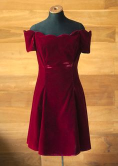 Burgundy vintage velvet dress from the 80s and 90s by the American brand Roberta. The composition of the fabric includes acetate and nylon. The fabric does not stretch. It has an incredibly beautiful, refined burgundy color. Fastens with a zipper at the back. The "skirt" is lined with black tulle. There is one drawback. The seams on the "skirt" on the front of the dress are slightly offset to the side. ♥ Pit to pit 44-45 cm ♥ Waist 36-37 cm (high waist) ♥ The length of the product is 82 cm Mater Vintage Red Velvet Dress, Red Vintage Dress With Buttons, Vintage Red Dresses With Buttons, Vintage Red Dress Modcloth, Brora Velvet Dress, Velvet Dress Short, Vintage Velvet Dress, Formal Wear Dresses, Black Tulle