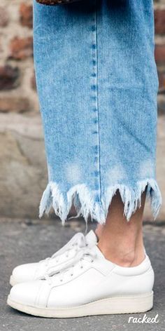 Frayed Hem Jeans, Worn With Classic, Simple White Sneakers at Milan Fashion Week // More Winter Style Ideas from the Best MFW Fall 2016 Street Style: (http://www.racked.com/2016/2/25/11112352/mfw-fall-2016-street-style) Jean Diy, Simple Street Style, Moda Denim, Diy Jeans, Street Style 2016, Mode Tips, Denim Inspiration, Denim Ideas