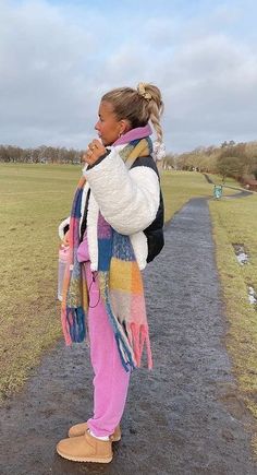 Blanket Scarf Outfit, Uggs Tasman, Amsterdam Outfit, Uggs Outfits, Look Boho Chic, Mode Hippie, Thanksgiving Outfits, Scarf Outfit, Uggs Outfit