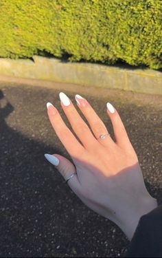 Round White Nail Designs, Cute White Acrylic Nails Almond, Simple Nails That Match Everything, Cute Almond Nails White, Pretty White Nails Acrylic, White Nails With One Design, White Nails Ring Finger Design, White Acrylic Nails With Design Almond, White Nail Designs Almond Shape