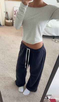 Solid Color Cozy Fit Comfy Sweatpants, Sweat Pants Aesthetic, Fits Sweatpants, Cute Winter Fits For School, Cute Outfit Ideas Winter, Gray Cozy Fit Long Sleeve Sweats, School Winter Formal Dresses, Comfy Everyday Sweatpants, Navy Blue Sweatpants Outfit