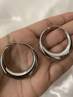 𝐒𝐭𝐚𝐢𝐧𝐥𝐞𝐬𝐬 𝐬𝐭𝐞𝐞𝐥 * 𝐭𝐚𝐫𝐧𝐢𝐬𝐡 𝐫𝐞𝐬𝐢𝐬𝐭𝐚𝐧𝐭 *  These essential silver hoops will go with every outfit! These are classic yet have a modern feel, they are the perfect addition to your everyday jewellery collection 🤍 * stainless steel plated with sterling silver * non tarnish and waterproof  * length: 40mm * Light enough for everyday use  * weight: 6g per hoop The hoops are beautiful wrapped up in tissue paper, sealed with a branded sticker, then gifted in a complimentary cu Real Silver Earrings, Silver Stainless Steel Hoop Earrings For Everyday, Trendy Small Hoop Stainless Steel Earrings, Everyday Silver Stainless Steel Hoop Earrings, Trendy Stainless Steel Hoop Earrings For Everyday, Trendy Silver Stainless Steel Hoop Earrings, Trendy Stainless Steel Huggie Hoop Earrings, Silver Stainless Steel Hoop Earrings, Silver Hoops Outfit