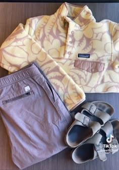 Cute Dog Walking Outfits, Walking Outfits Summer, Granola Vibes, Granola Fits, Granola Girl Outfits, Granola Outfits, Surfergirl Style, Salted Granola, Pretty Fits