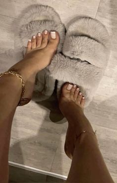 French Feet Nails Design, Perfect Feet Pedicure, Toes Aesthetic Nails, Aesthetic Feet Nail Polish, Cute Feet Pedicure, Latina Pedicure, Beautiful Foot Nails, Toes Ideas Pedicures, French Foot Nail