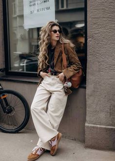 Cream wide-leg pants, brown suede leather jacket, camel suede leather sneakers | Fall outfits, autumn outfits, fall outfit ideas Suede Sneakers Outfit, Beige Leather Jacket Outfit, Camel Jacket Outfit, Tops Fall Outfits, Sneaker Outfits Women, Pants Outfit Fall, Jacket Outfit Women, Models Off Duty Style