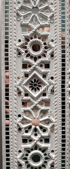 Lippan Darwaza Lippan Art Borders, Lippan Art Border Design, Lippan Art In Rectangle Shape, Lippan Art Design Mirror Work Square, Lippan Art Design Mirror Work Circle, Mirror Border Design, Lippan Art Square Design, Jain Paintings, Mandir Interior