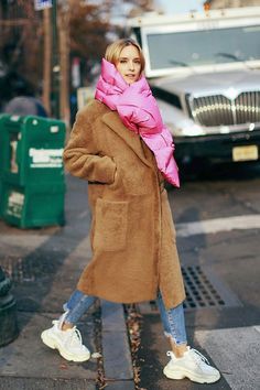 Winter Sneakers Outfit, Sneaker Outfits, Walking Down The Street, Camila Morrone, Ski Outfit, Famous Fashion, Balenciaga Triple S, Street Style Inspiration, Sneakers Outfit