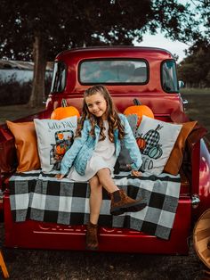 Red Truck Fall Pictures, Truck Bed Fall Photoshoot, Fall Flower Boxes, Pumpkin Photography, Family Holiday Pictures, Fam Photos, Fall Mini Sessions