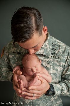 Military Baby Pictures, Army Baby, Military Baby, Newborn Photography Boy, Baby Pic, Baby Sleep Problems, Military Soldiers, Foto Baby, Pregnant Mom