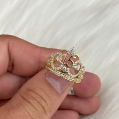 This product is avalilable to pick up in our Doral store.Features:Karat: 14K Gold.Color: Yellow Gold.Weight: 2,6grRing Size: 7,5 Tiara Ring Gold, 15 Gold Rings, Rings For Quinceanera, Gold Quince Ring, Quince Jewelry Gold, Gold Jewelry Mexican, Quince Jewelry Set Gold, Gold And White Quinceanera Theme, White And Gold Quince