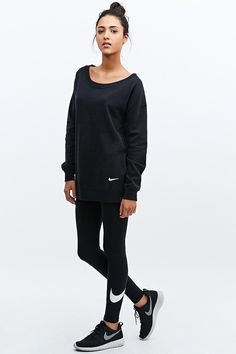 Nike Club Boyfriend Sweatshirt in Black - Urban Outfitters Sports Party Outfit, Boyfriend Sweatshirt, Sports Bra Outfit, Sport Chic Style, Sports Shoes Outfit, Nike Sweats, Shoes Outfit Fashion, Legging Sport