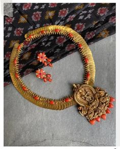 Aari Blouse, New Gold Jewellery Designs, Gold Jewellry, Gold Jewelry Simple Necklace, Beaded Necklace Designs, Black Beaded Jewelry, Jewelry Simple