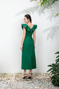 Unleash your inner artistry with the midi dress. Designed with a flattering A-line silhouette and a sophisticated scoop neck, this dress exudes luxury and exclusivity. Made with high-quality linen, it is perfect for any occasion and will elevate your style to the next level.