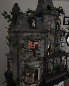 a doll house with ivy growing on the roof and windows is shown in front of a mirror