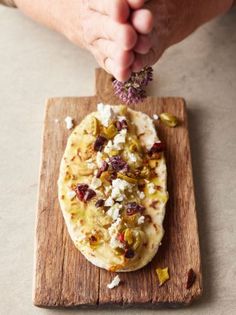 Jamie Oliver Flatbread Recipe, Jamie Oliver Mediterranean Recipes, Jamie Oliver 5 Ingredients Mediterranean, Jamie Oliver 5 Ingredients, Fakeaway Recipes, Jamie Oliver Recipes, Yummy Meals, Food Pizza, Savoury Recipes