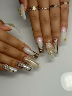 #nails #nailart #naildesign #pearl #chrome Pearl Fall Nails, Acrylic Nails Light Colors, Square Nail Designs Chrome, Chrome On Chrome Nails, Aphrodite Nails Square, Gold Chrome Heart Nails, Almond Shaped Nails Chrome, Gold Chain Nails, Pearl Gold Nails